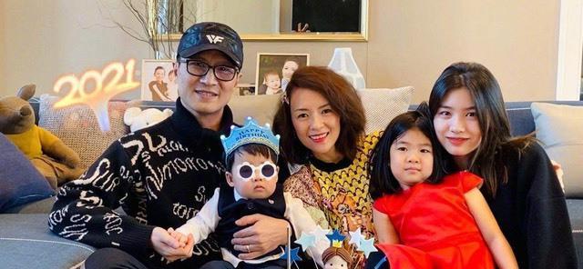 章子怡带女儿去打疫苗，醒醒肉嘟嘟太可爱，打针没哭还微笑太勇敢