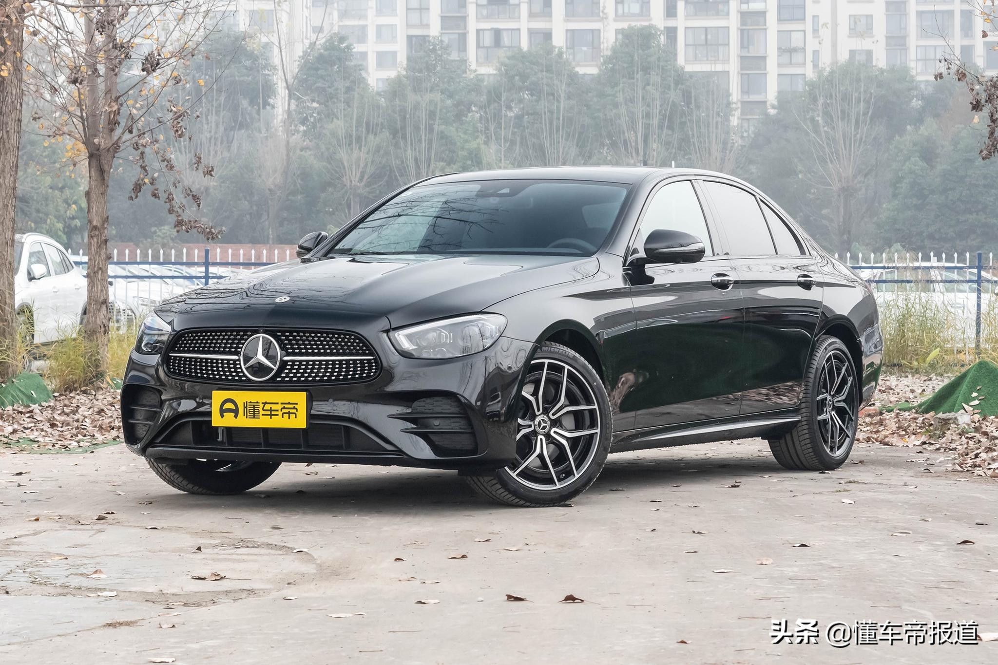 奔驰E300新款车型官方指导价公布，豪华商务轿车报价详情