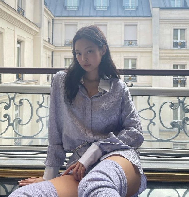 金智妮真是敢穿,衬衫裙配高筒袜秀大长腿,这纯欲风太绝了