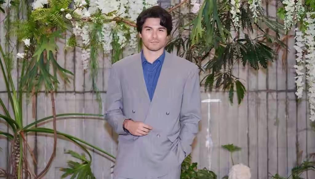 跟郭敬明传绯闻干脆罢演小时代，被经纪人怒撕赔百万，他也太惨了