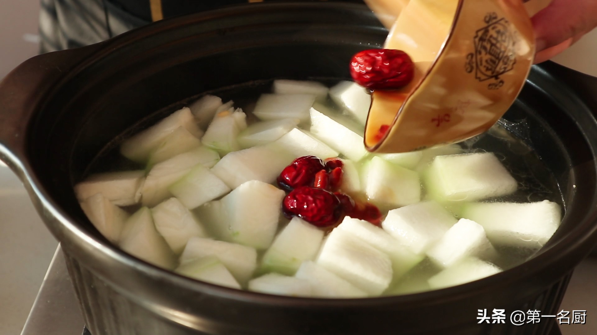 冬瓜排骨汤来了，只需掌握这两个小技巧，汤鲜味美，清淡营养