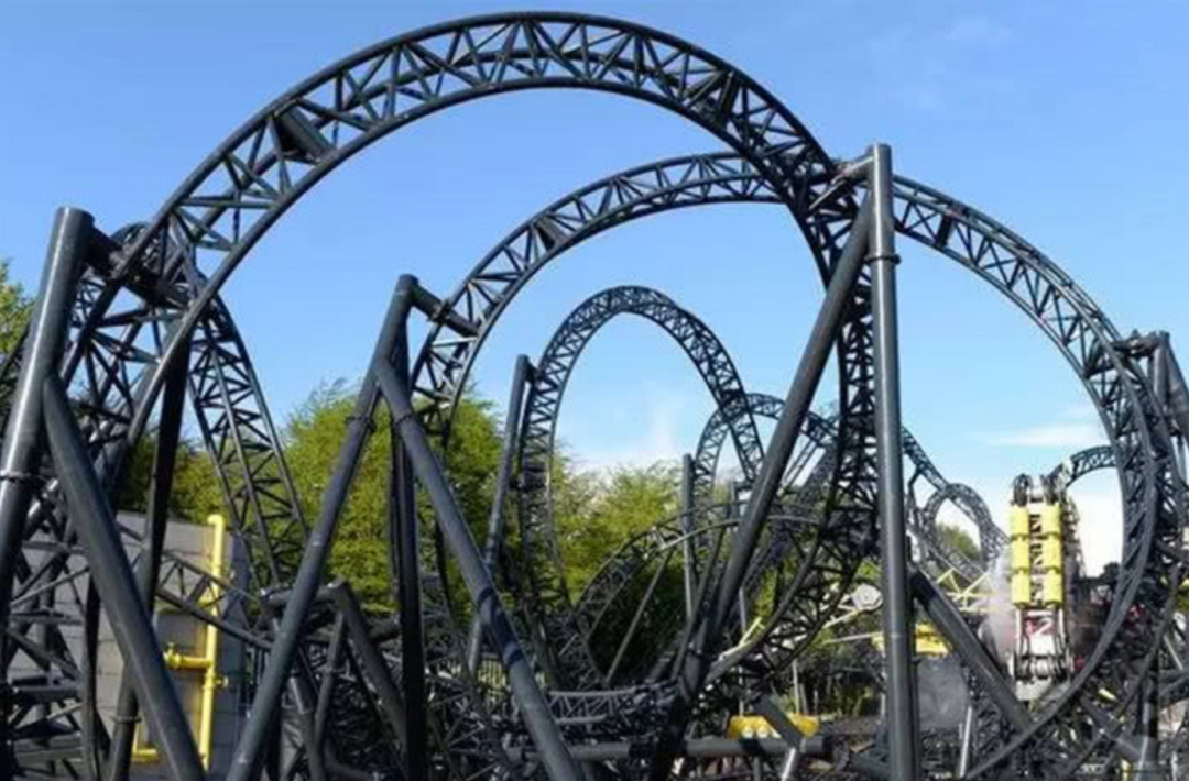 3分钟转一圈,艺术家设计"过山车"安乐死,7个回环引发脑死亡