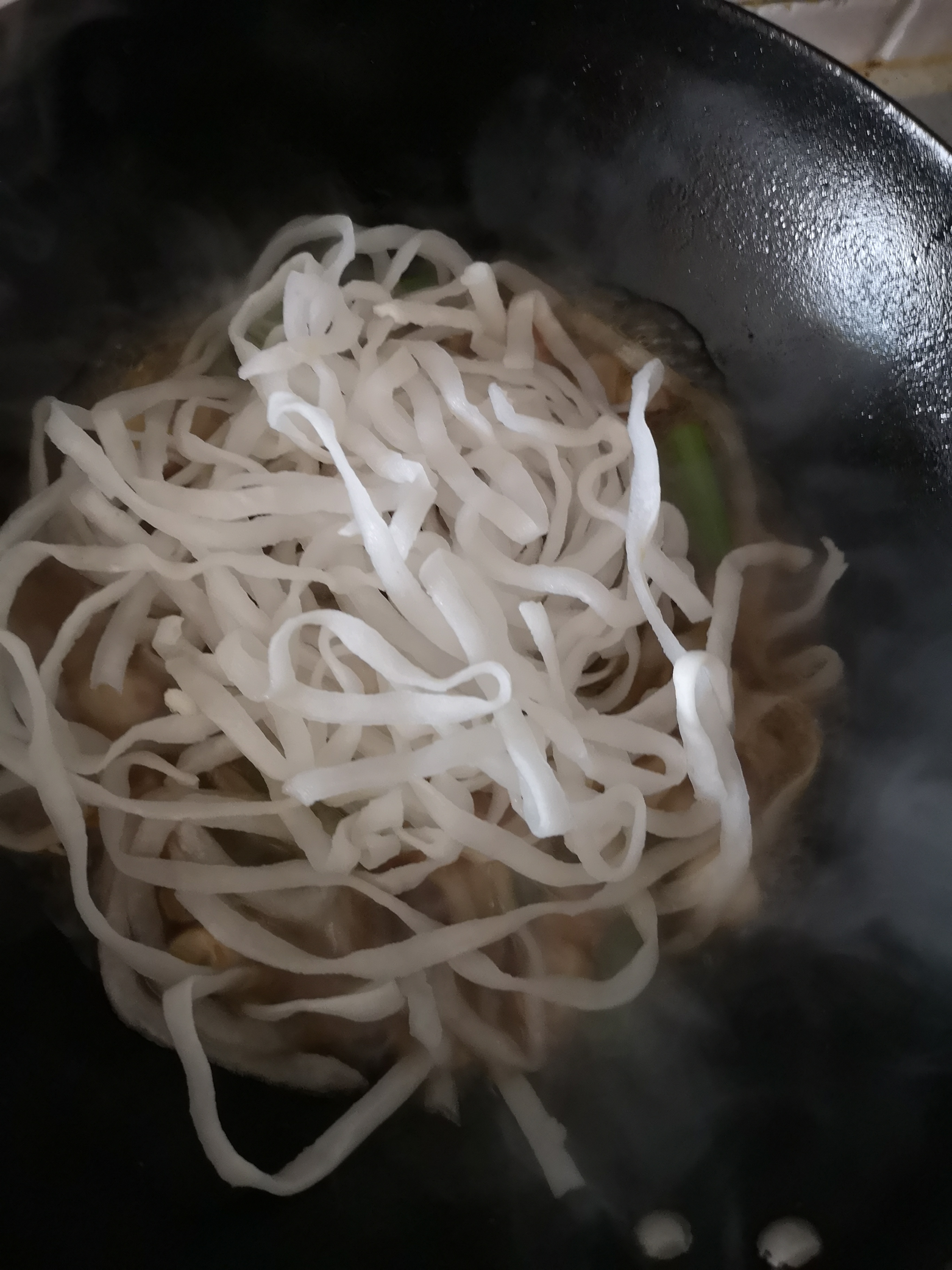 做了三道菜，娃说：“表扬你今天做的饭”，我心里乐开了花