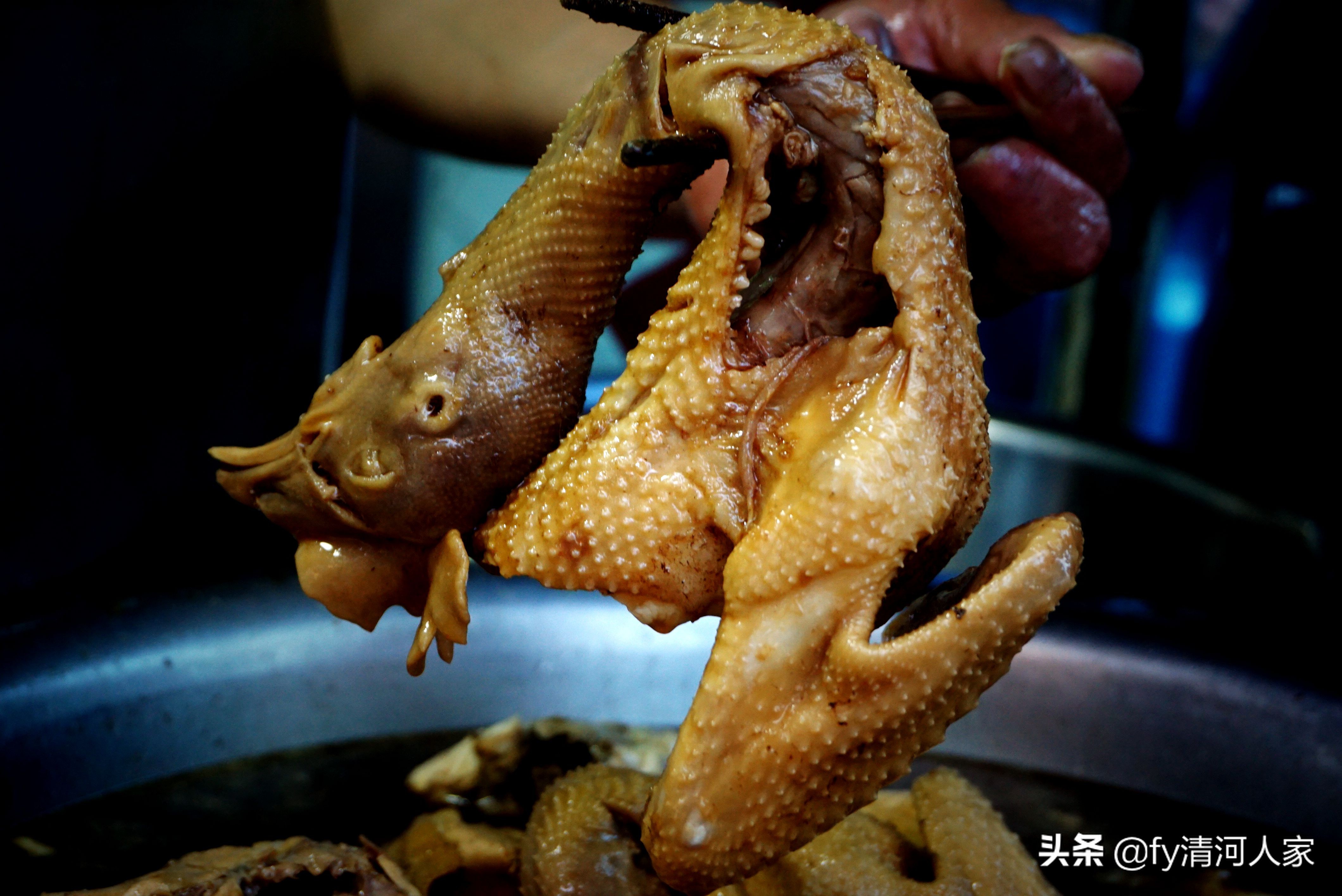 提起阜阳板鸡,老阜阳人都会知道老汽车站的"黄家板鸡"名气非常大,如今