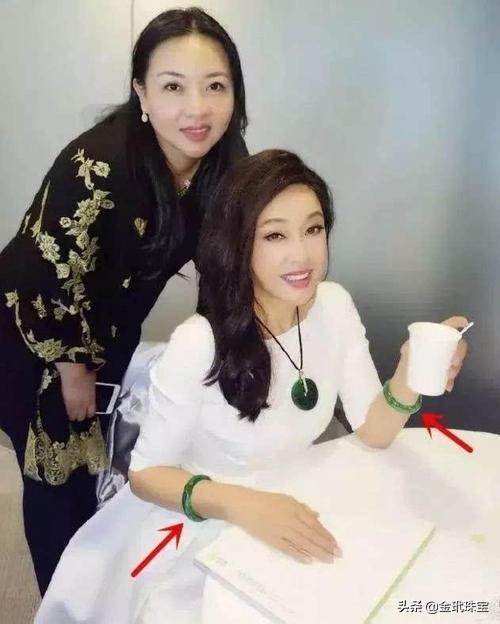 玉手镯你是怎么戴的？玉镯不双戴或富贵戴双镯，哪一种才是对的？