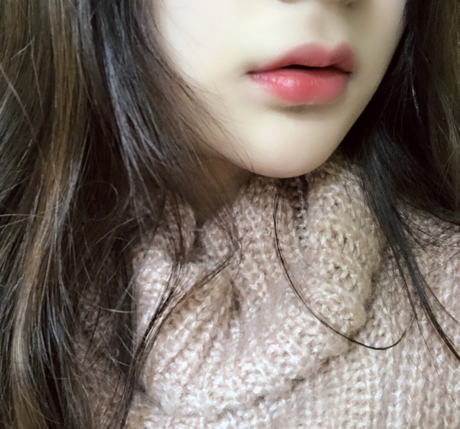 长得像大写"m"一样的嘴巴也确实如此,正是因为有着这样轮廓分明的嘴唇