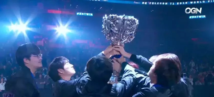 凭什么Faker是LOL世界第一人?看完这六年他拿的荣誉你就知道了