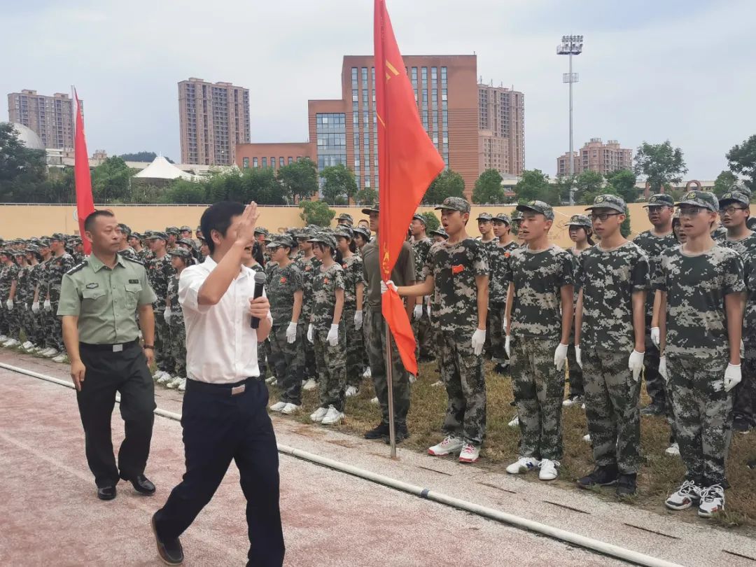 这一刻，迷彩和青春碰撞，汗水与激情交融