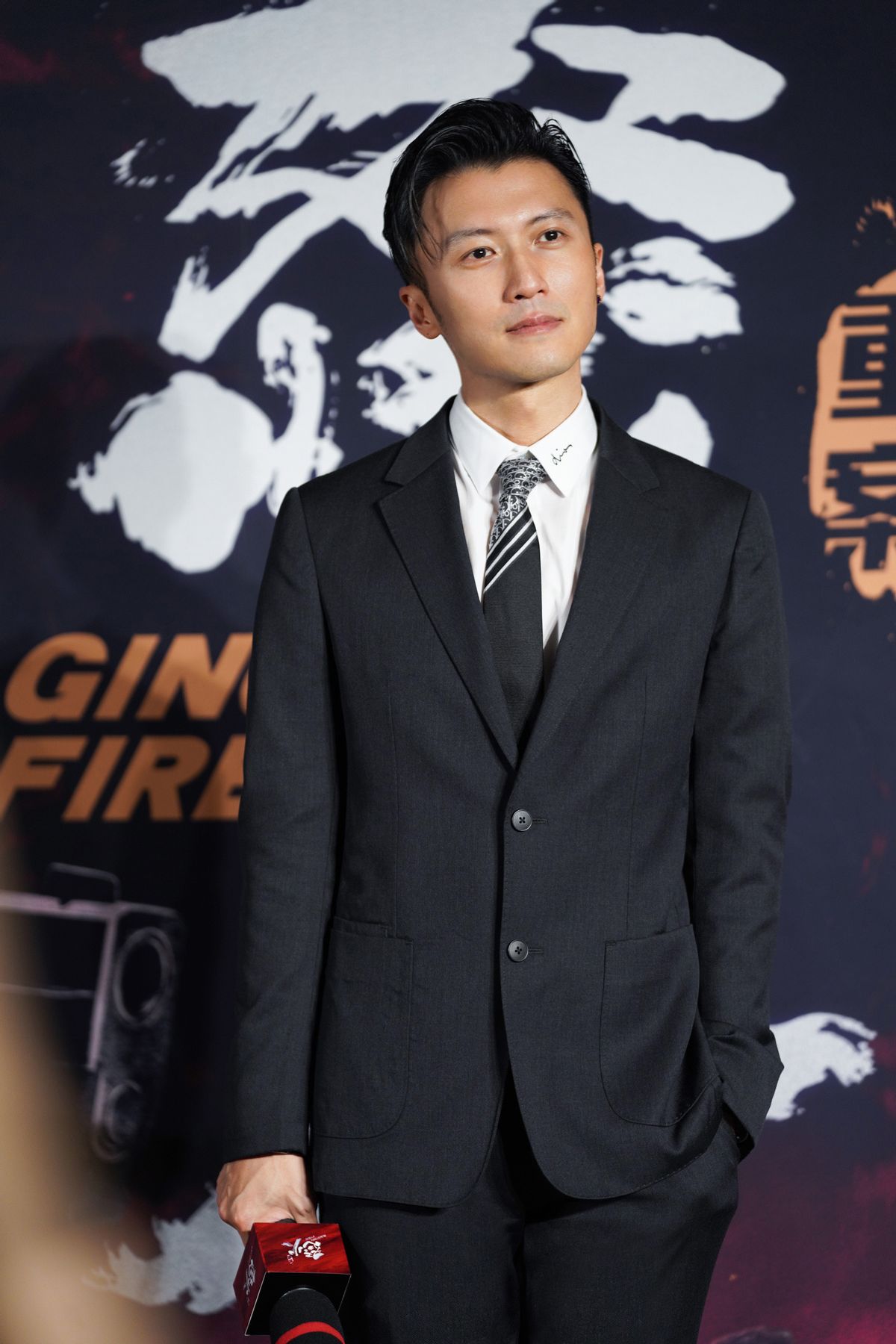 40岁谢霆锋帅气不减当年,西装背头魅力十足,"生图"状态太好了