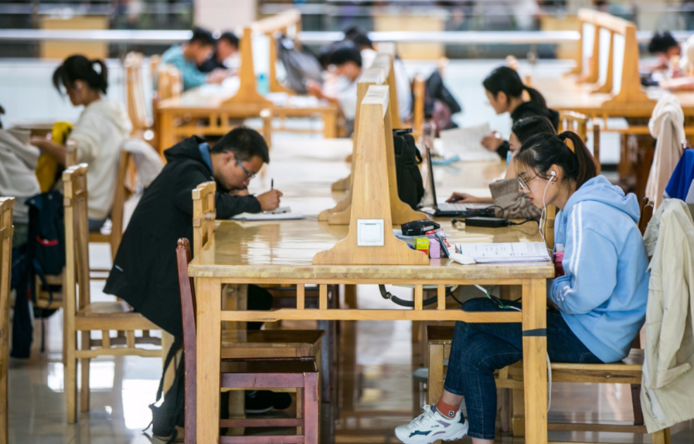 又一女神级学霸火了，“双非”高校保研清华，妥妥的励志剧女主