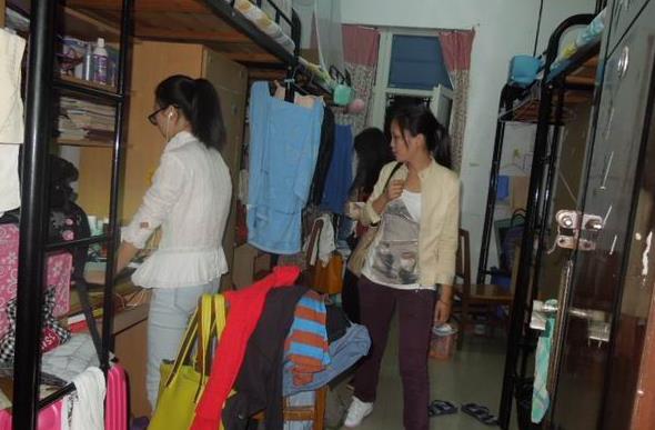 大学四人间应该怎么选床位，靠窗好还是靠门好？寝室阿姨传授经验
