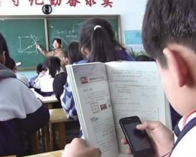 班主任上课突击检查，学生上演“花式”藏手机，学霸才是隐藏高手