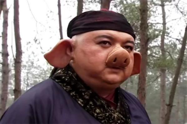 仅打破云栈洞两扇门，为何八戒就说悟空犯了死罪？悟空的回答更绝