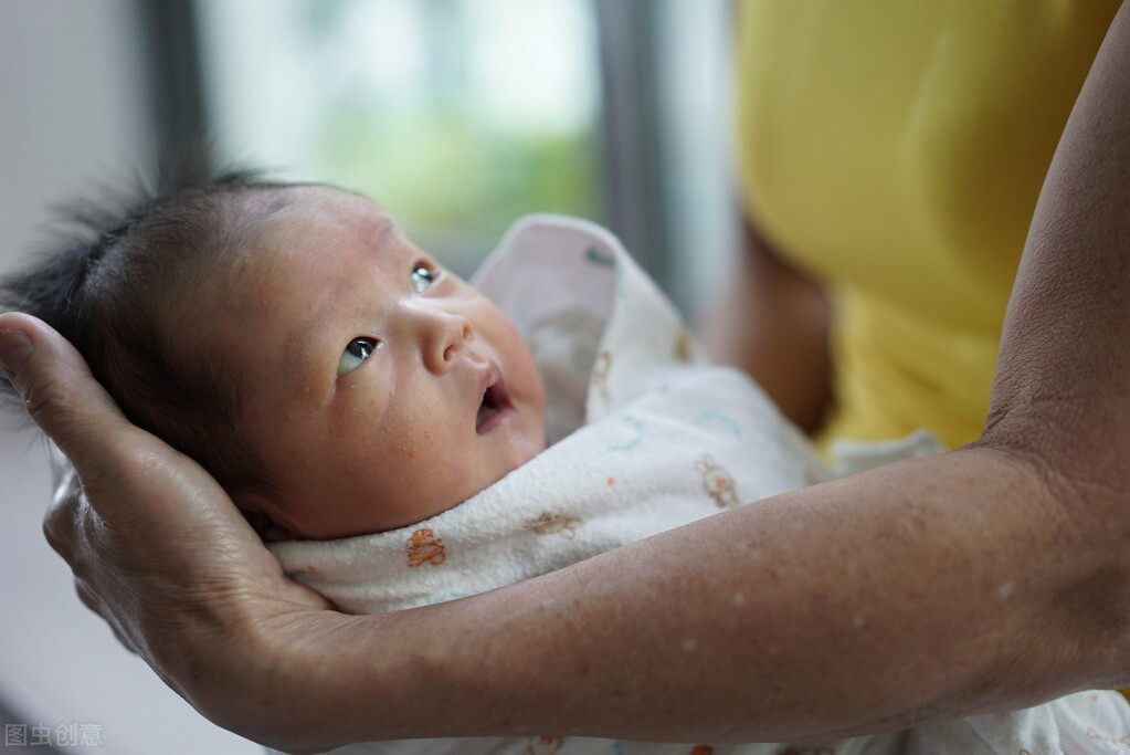 婴儿母乳不够吃的表现（3个信号说明宝宝处于）