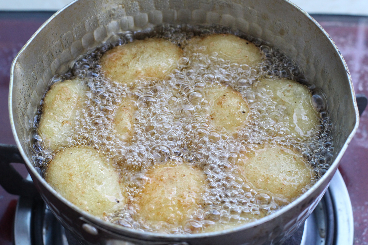 在家做麦叔叔同款薯饼，两个土豆就能做一大盘，外酥里糯香喷喷的