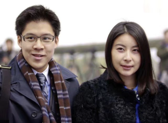 晶刚夫妇参加亲子活动，开合跳很卖力，郭晶晶搭霍启刚肩膀好甜蜜