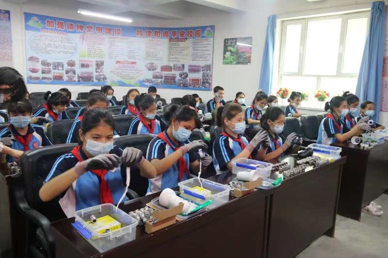 沪上职校经典职业体验项目走进喀什，让职业种子深埋学生心中
