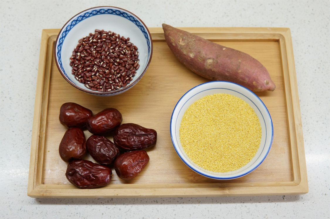 大冷天，聪明人常用“3红1黄”煮粥，坚持早餐喝一碗，暖和过寒冬