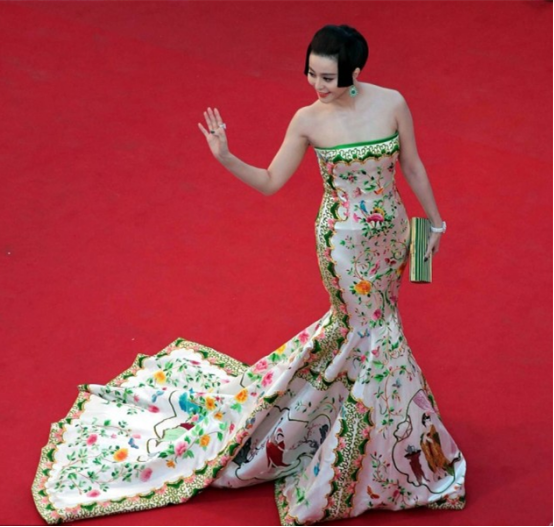 走出国门的“红毯裙”太惊艳，中国风真美，范冰冰微胖不影响气质