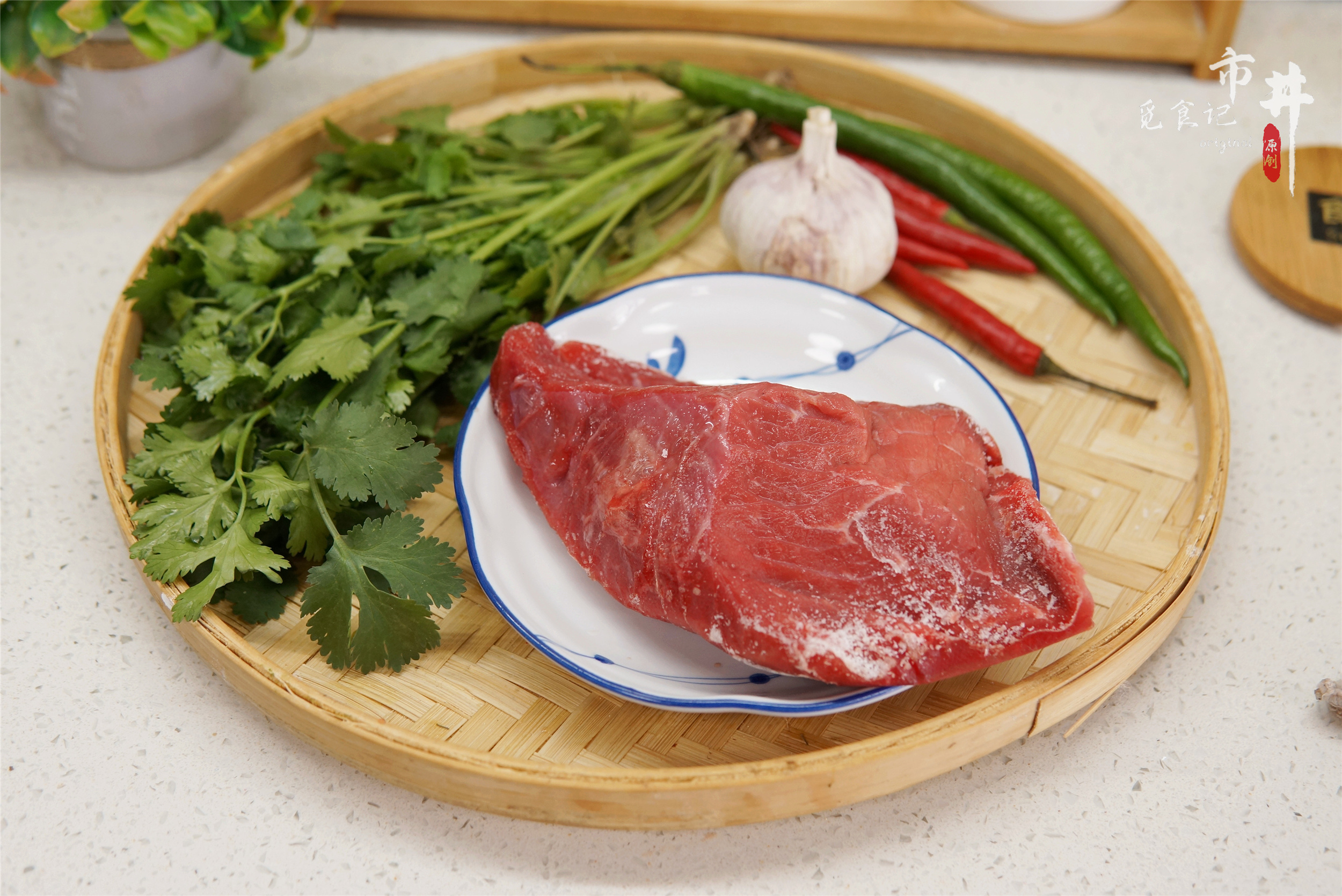 夏天牛肉的“简约”吃法，开水烫一烫，几分钟端上桌，好吃到家了