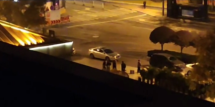 男子带俩孩子游泳，忽然被隔离！那画面简直不忍看…满屏生无可恋！网友：妈妈的痛苦体会到了吗