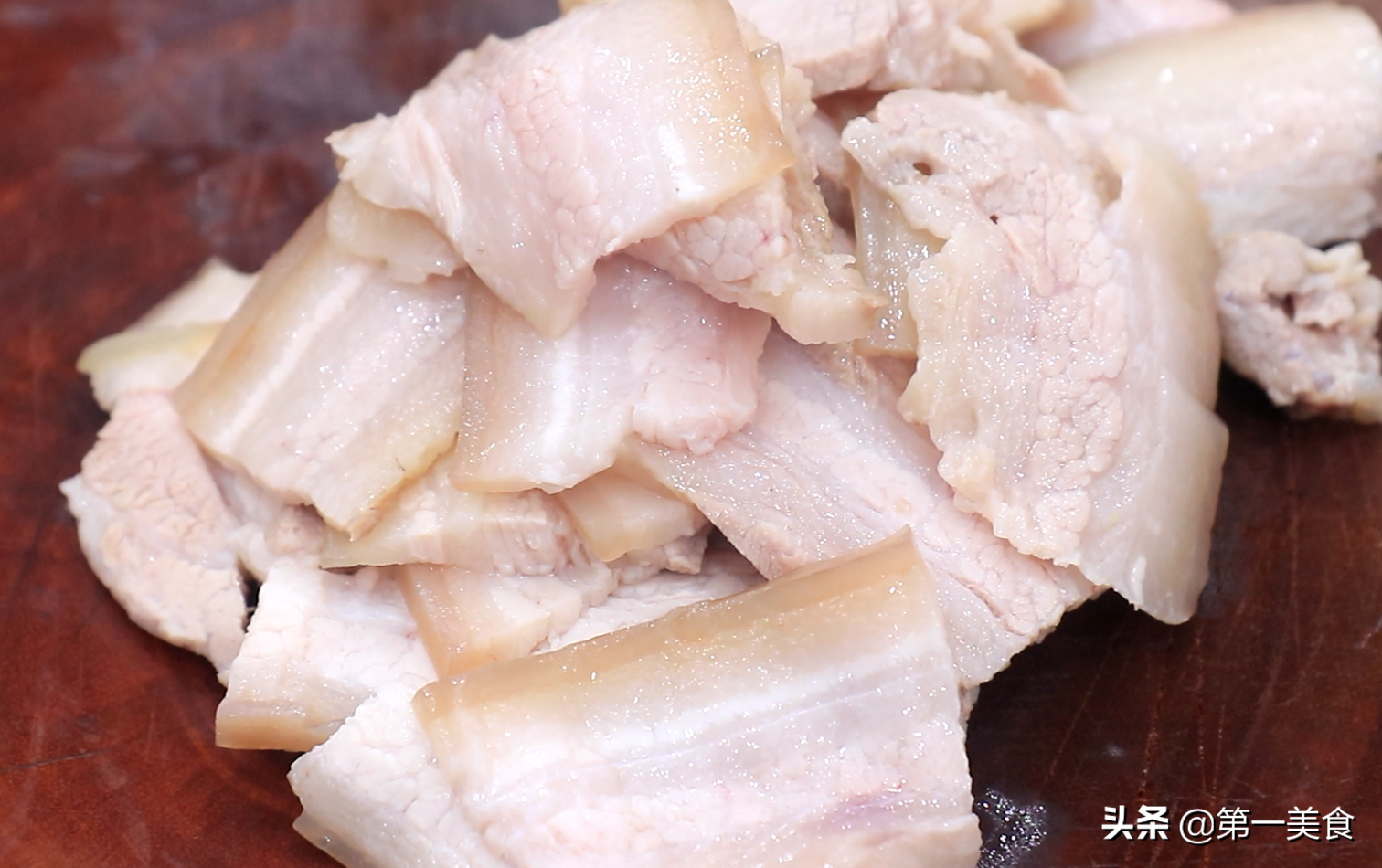 酸菜炖肉直接下锅绝对又腥又苦！正确做法要提前处理酸菜和肉