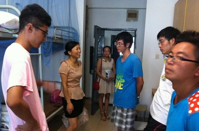 “7人间”寝室被吐槽，新老学生很委屈：人多地方小物品没地放
