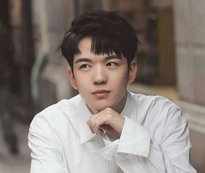 日薪百万还不够，镀金的明星们连学历也要抢占特权？