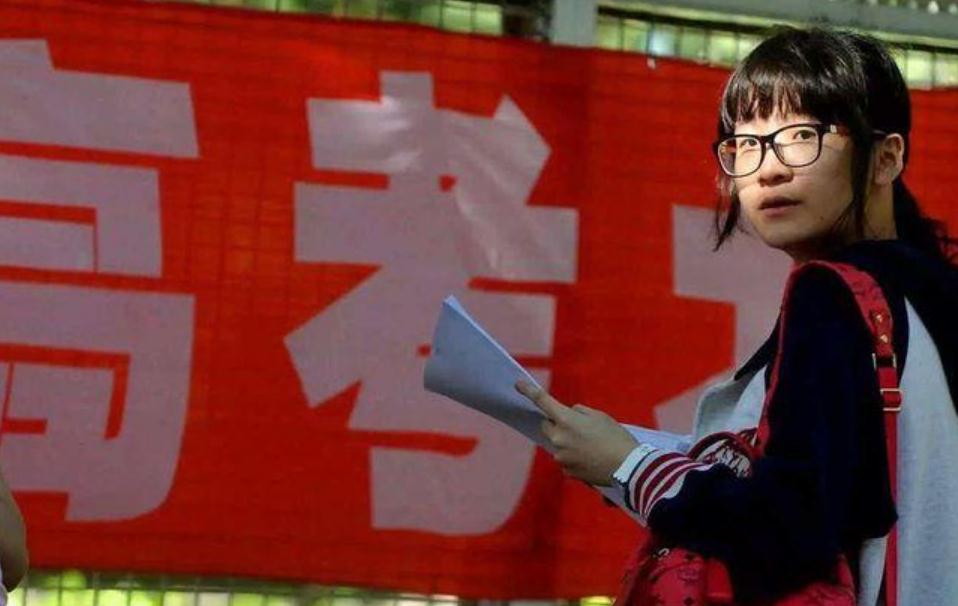 高考生迎来好消息，“高考小年”或成定局，压线生报考有优势