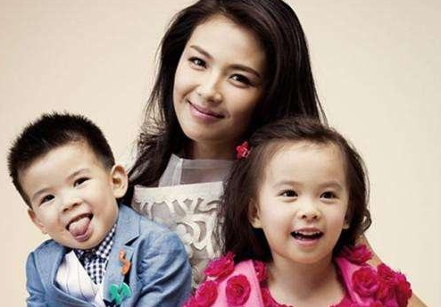 刘涛一双儿女罕见露面！王珂与12岁女儿亲密并行，儿子孤单尾随