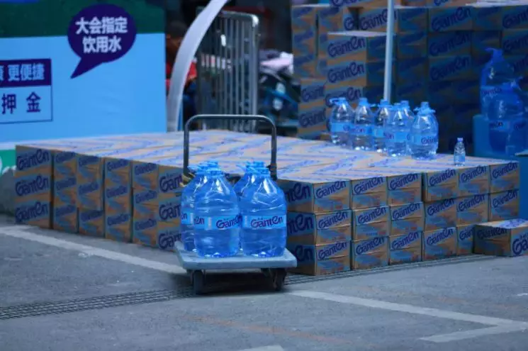 2元一瓶的瓶装水,为什么也能成就中国首富?
