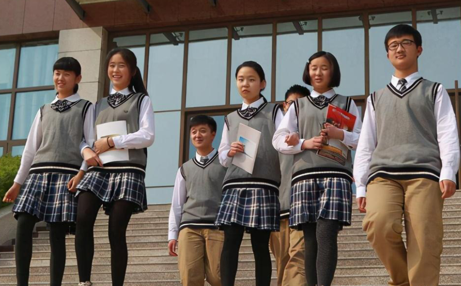 上海出现“天价”校服账单，家长不再随大流，勇敢签下“不同意”