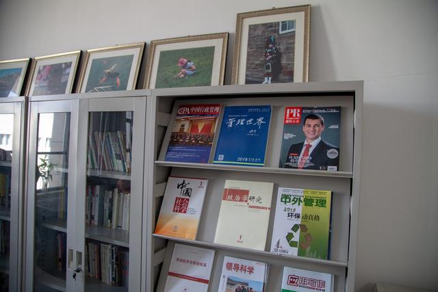 内蒙的这所大学财大气粗，附近有山有水有野生动物，“钱途”无量