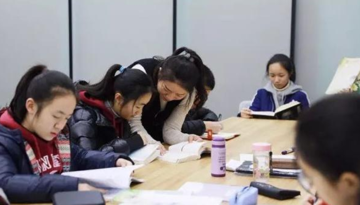 英语科目传来新消息，地位不降反升？英语降为副科的希望落空