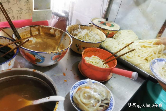 西安不到5平米的小店，麻酱凉皮9元一份，除了分量足没其他亮点