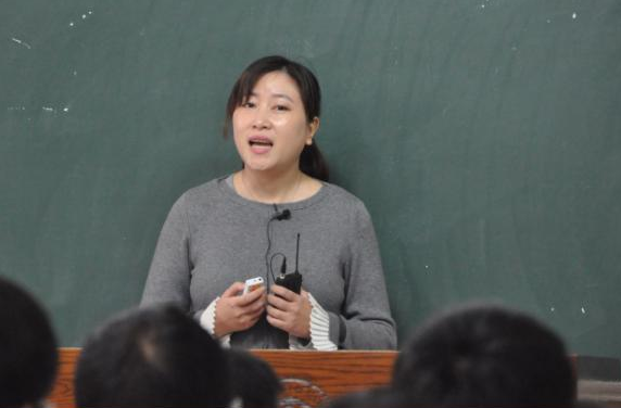 教师迎来“新变动”，部分教师或存在失业风险，铁饭碗未必铁