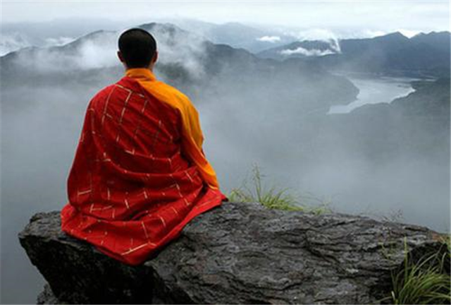 老挝和尚,日常抽烟吃肉还上网看电影,却受到万人敬仰