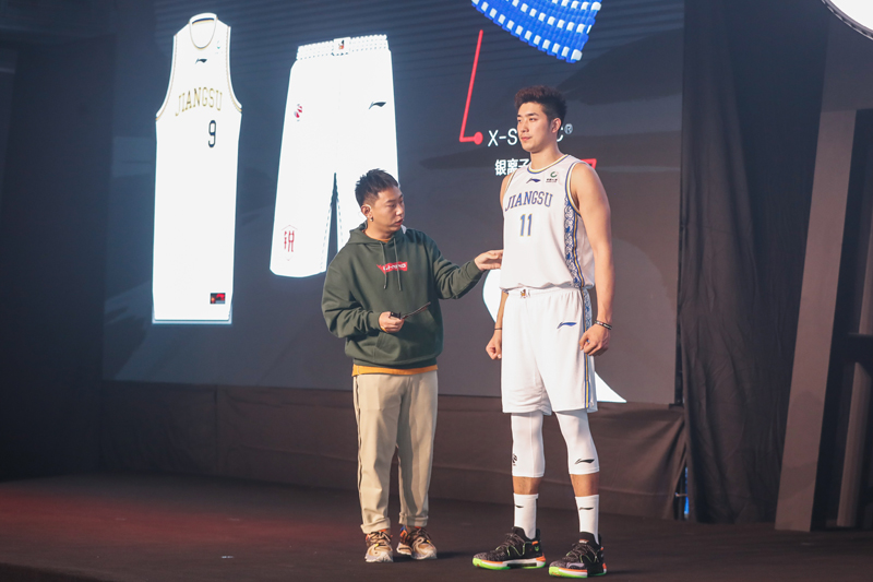 cba装备从哪里来(李宁曝CBA新赛季装备！4大特色堪比NBA，但24年联赛赛场或变T台)