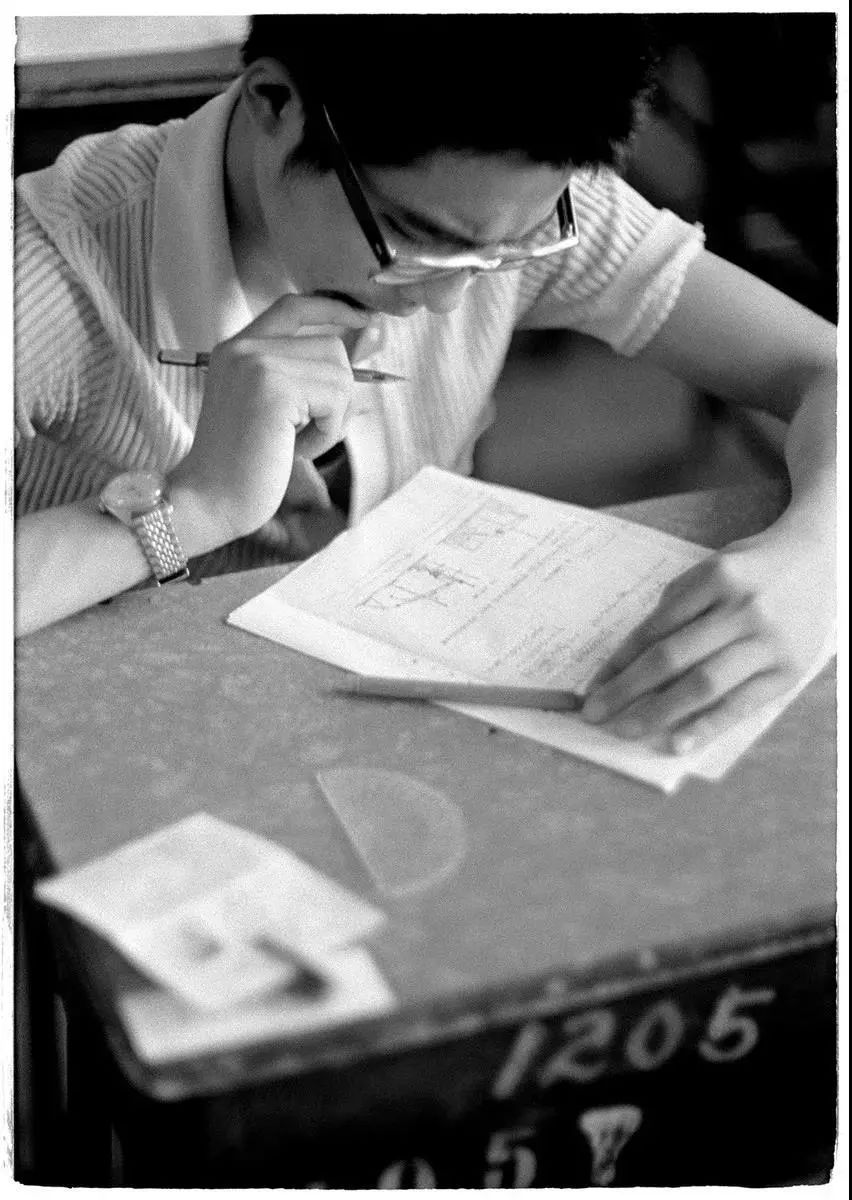 老照片回顾高考43年：马云高考数学1分，刘强东志愿当官...