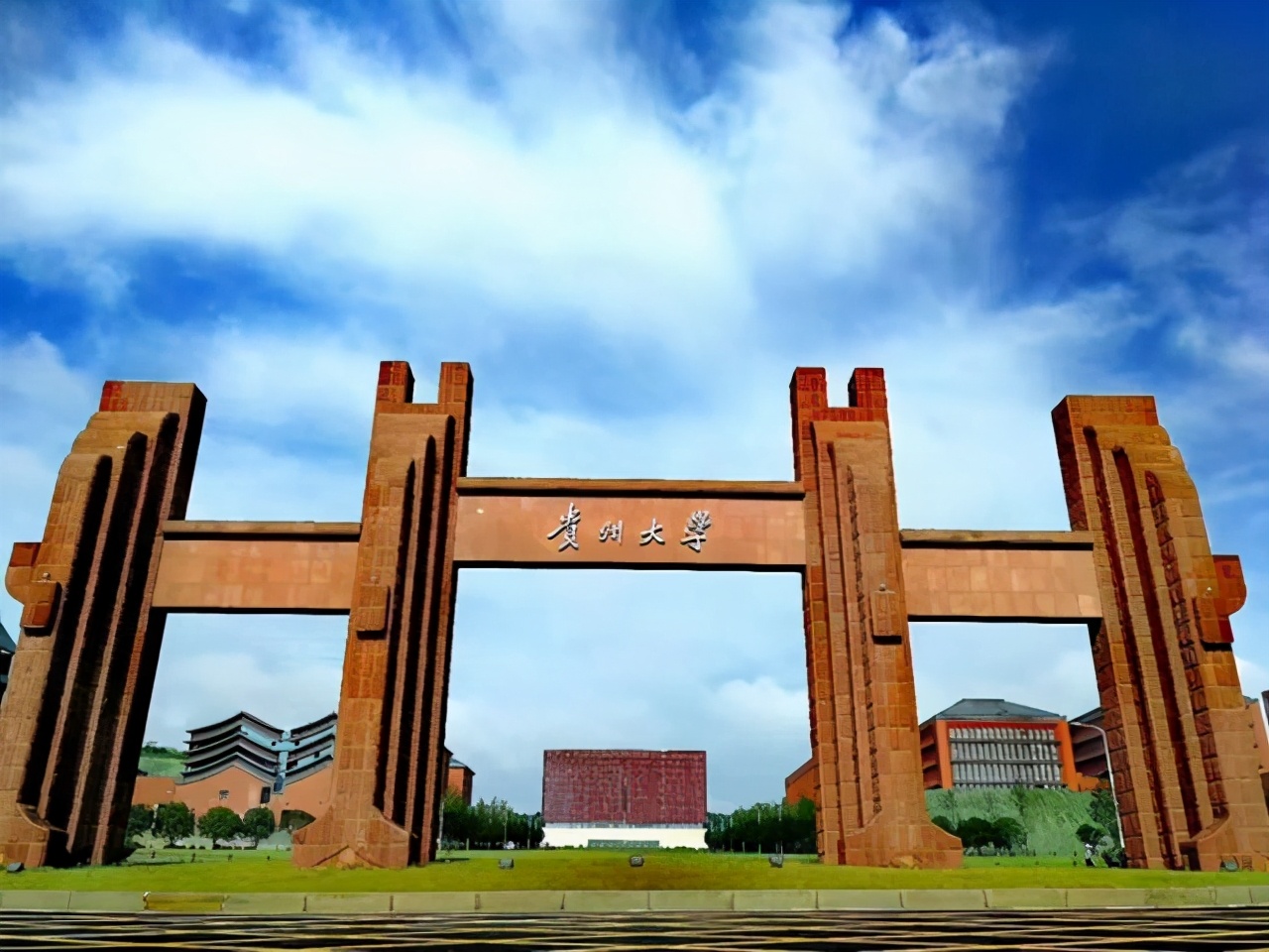 想知道这两所大学在全国的排名吗？让咱们看看它们在各大排行榜上的表现。