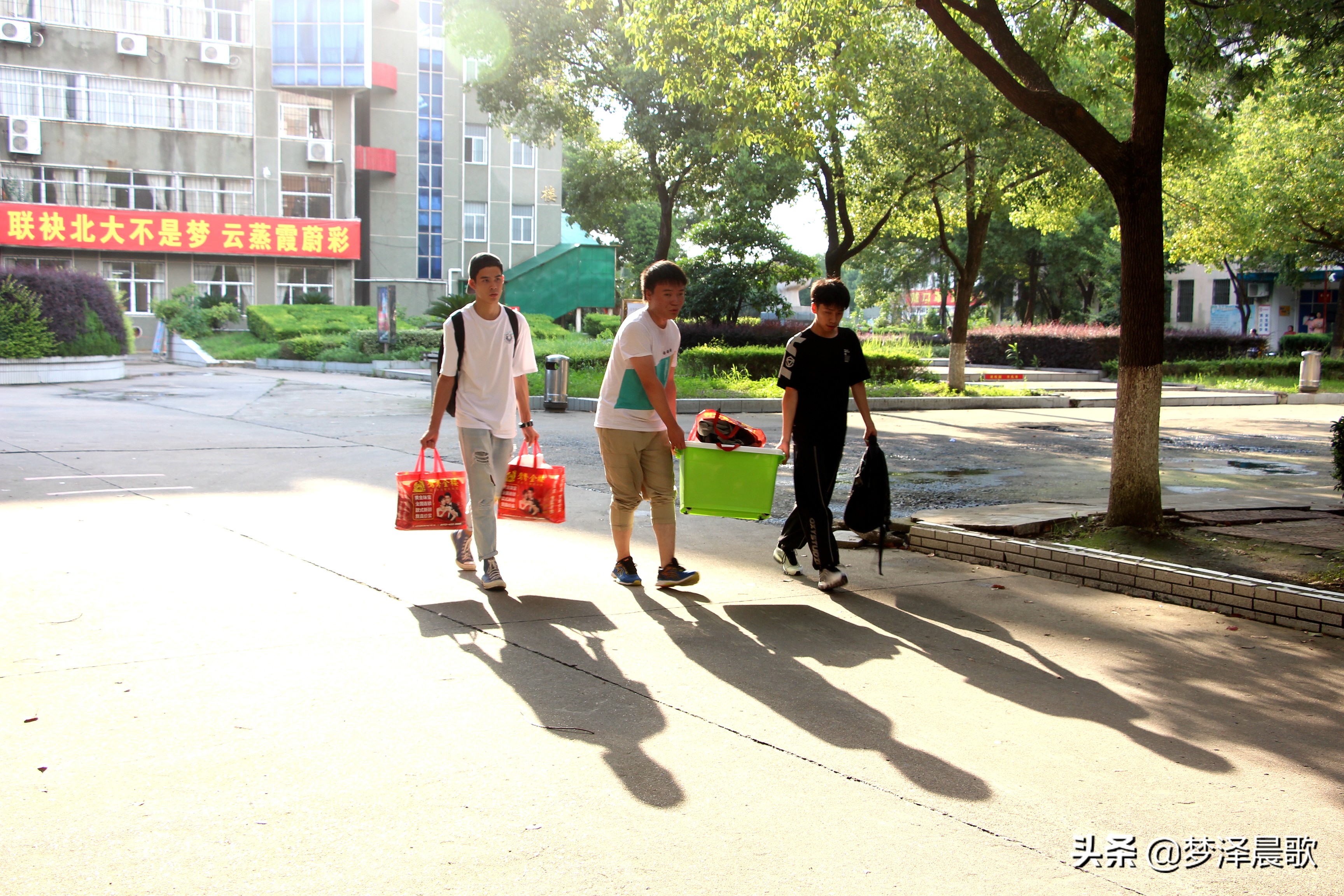 高考结束考生有序离开校园