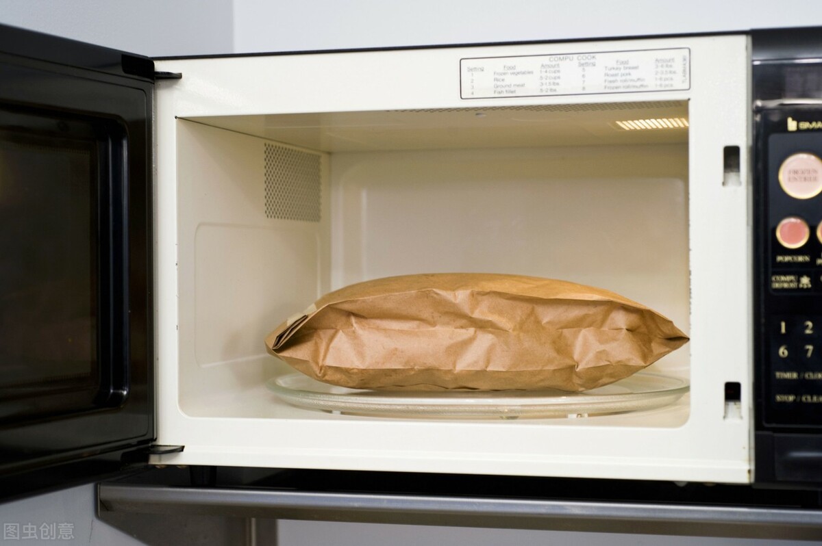 不要乱“喂”微波炉，会炸的！这2样东西千万不能放进微波炉