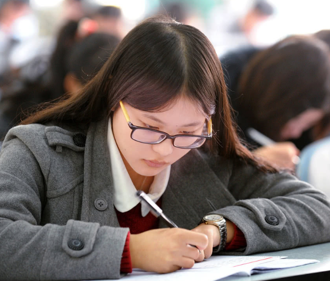 又一高校运动会出幺蛾子，女学生舞蹈惹争议，被评为不雅表演