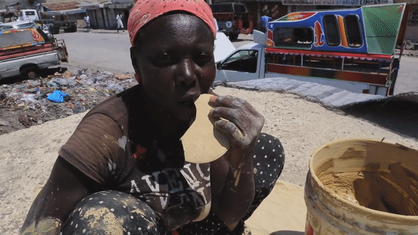 海地吃土(真"穷的吃土"的海地人,吃的是什么土?