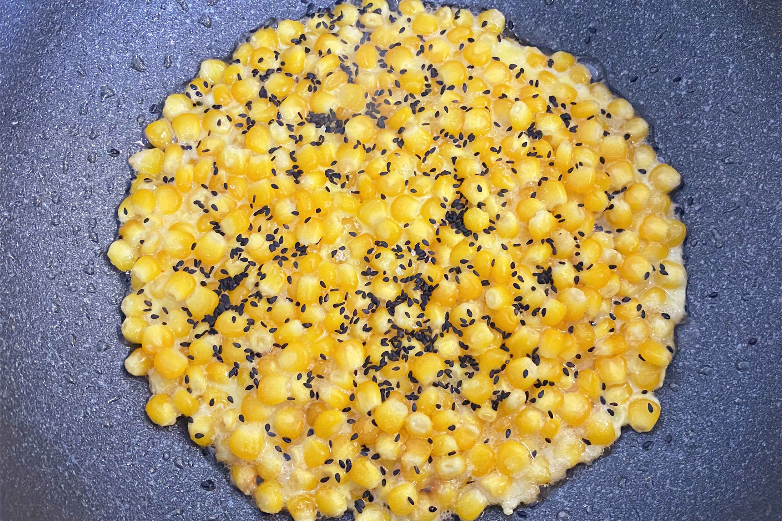 玉米别煮着吃了，在家随手做成饼，软糯香甜，孩子直夸好吃