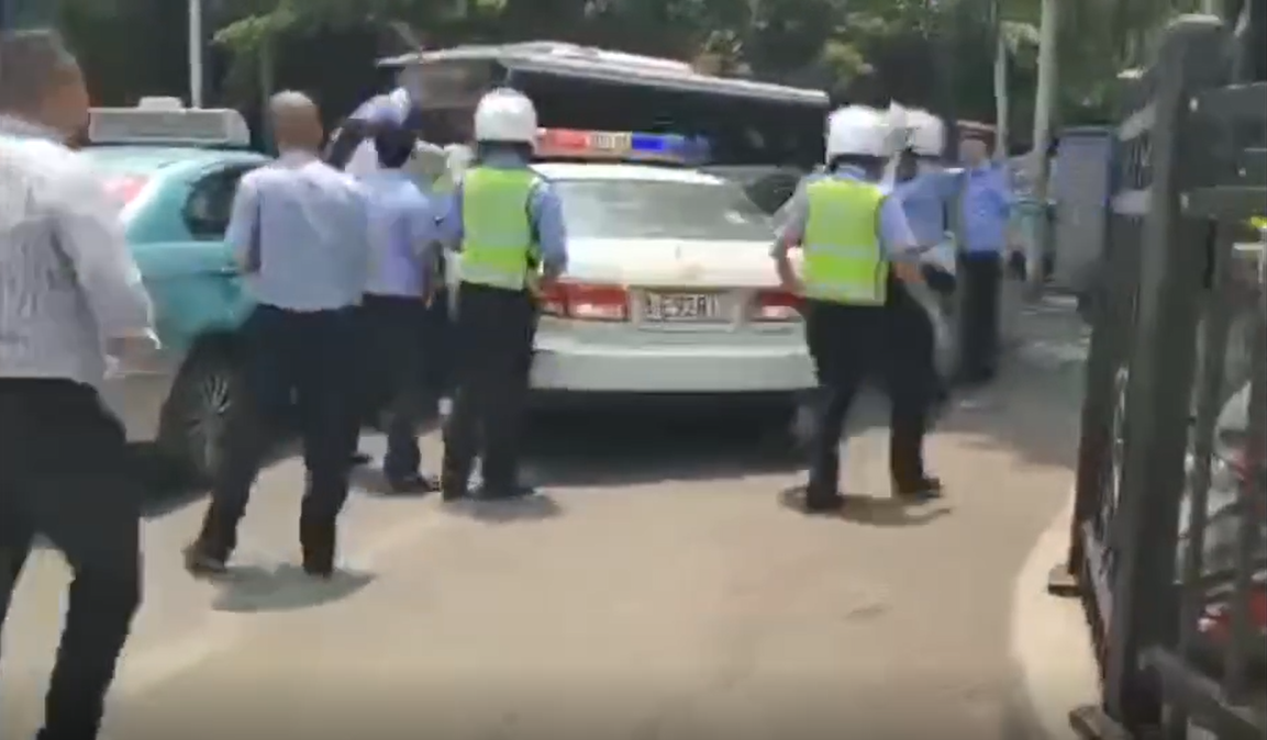 贵州一男子持刀抢走警车，警方设卡拦截警车被撞烂