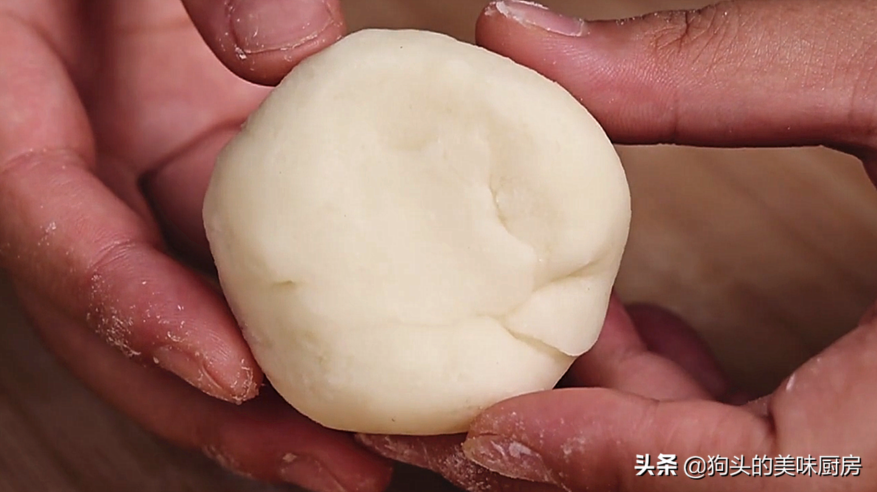 油炸糕总是做不好，大厨教你一招，鼓大泡又酥脆，保证不开裂