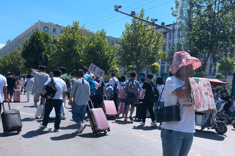 河南贫困县的“超级中学”：借力国家专项，清北录取全国县中第一，外地生家长就近买房