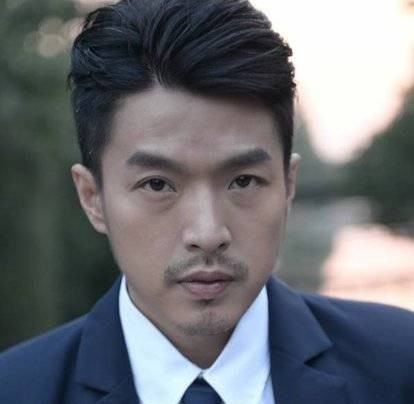 40岁李威疑恋情曝光,和女子大街上挽手举止亲密,曾高调追求姚笛