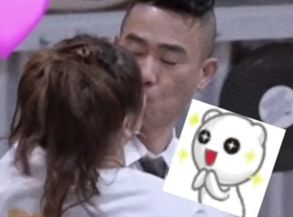 应采儿探班陈小春，俩人当众热吻，山鸡哥看老婆全程宠溺笑甜蜜蜜